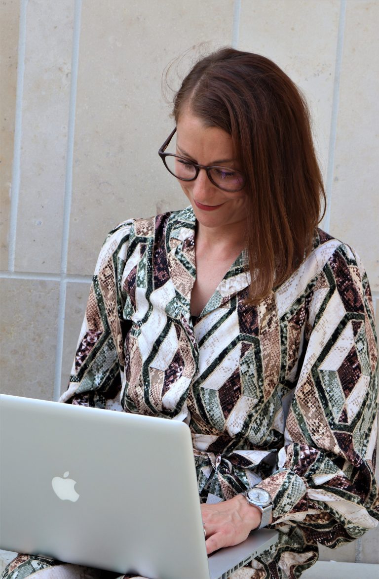 Online Business Managerin bei der Arbeit